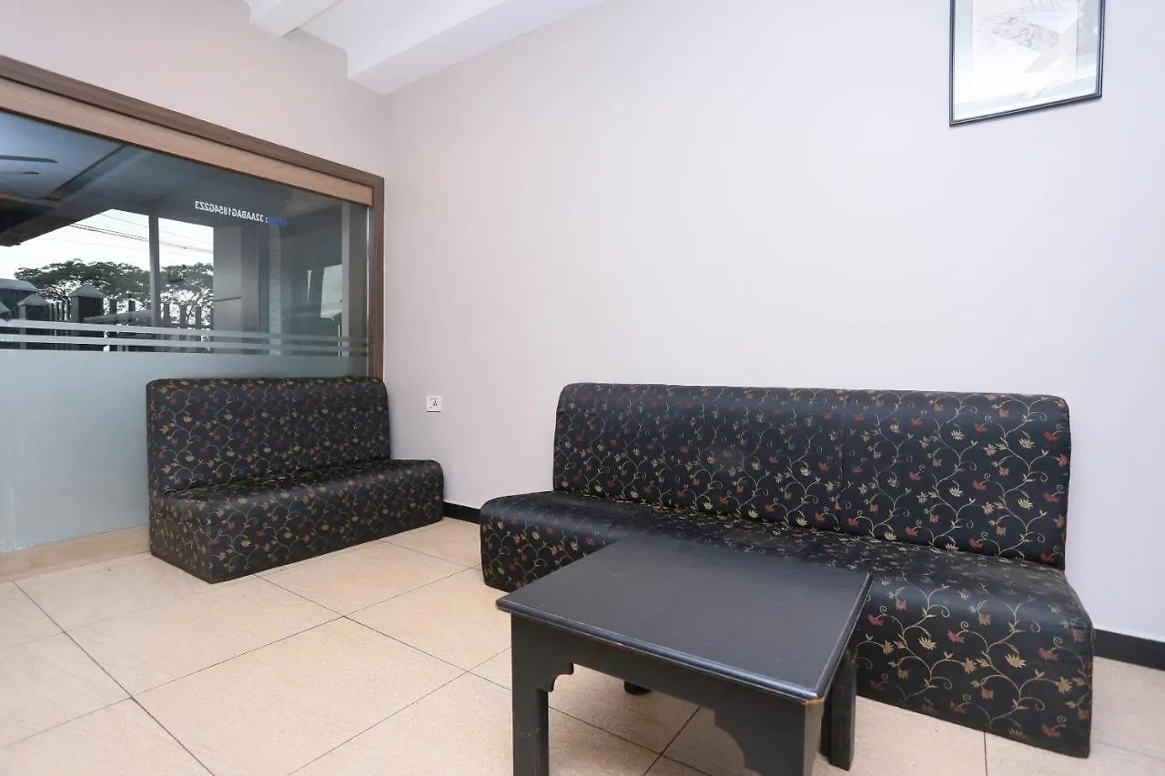Oyo 23116 Gino Tourist Home Kochi 3*,